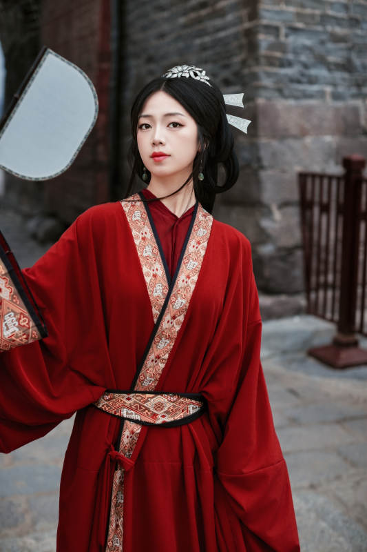 身穿战国袍在古城游玩拍照的东方美女图片