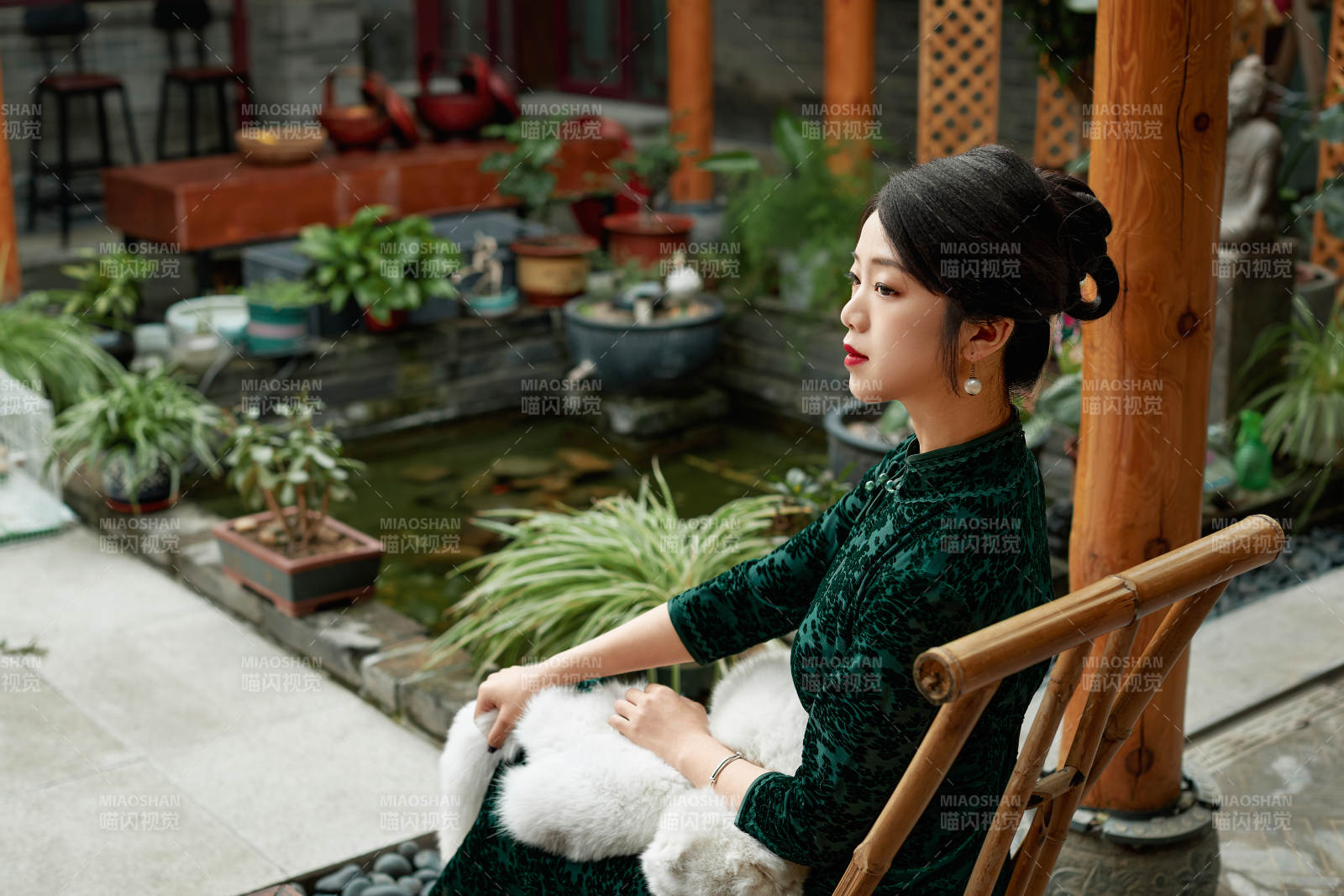 在中式庭院里身穿复古旗袍的亚洲女性图片