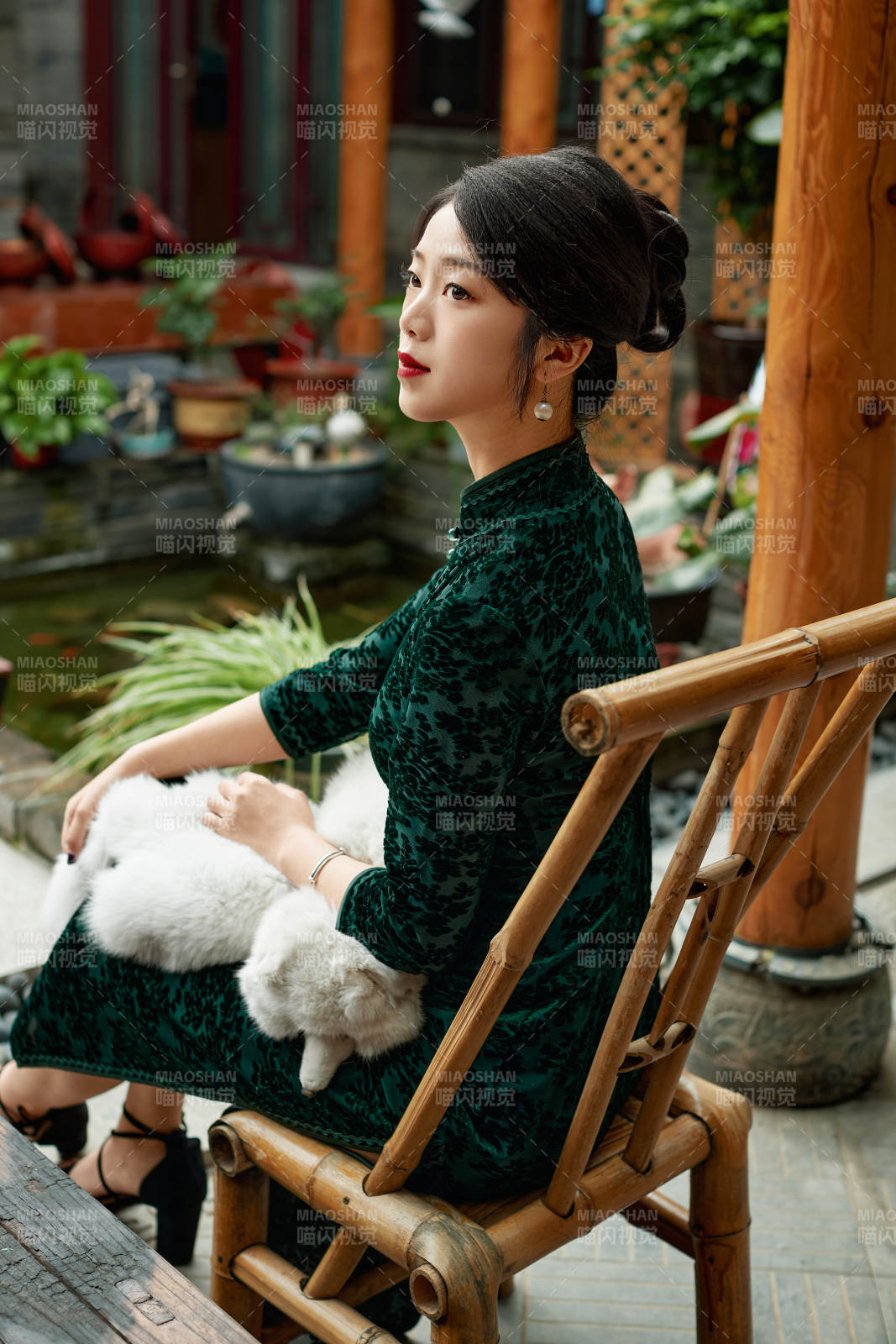 在中式庭院里身穿复古旗袍的亚洲女性图片