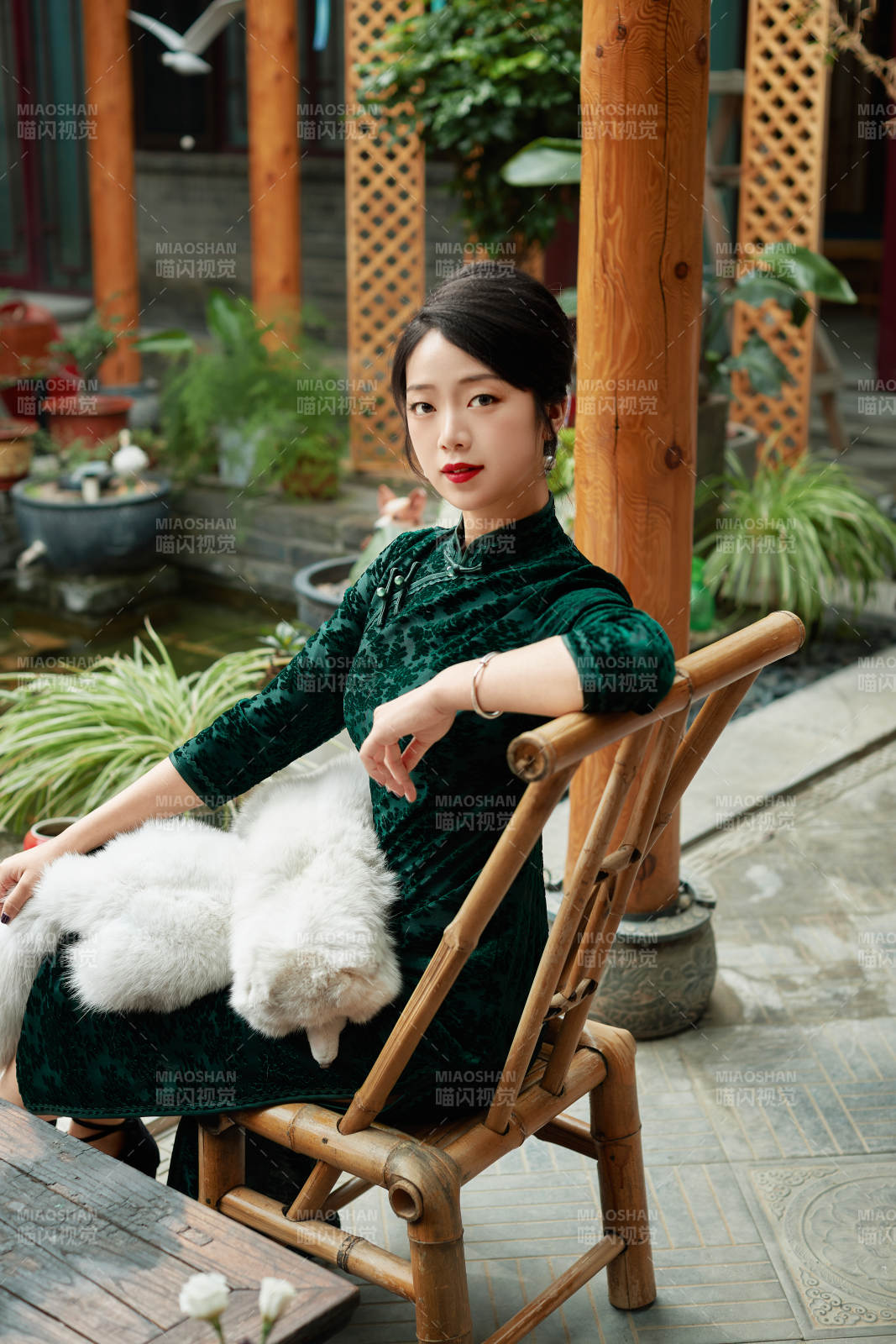 在中式庭院里身穿复古旗袍的亚洲女性图片