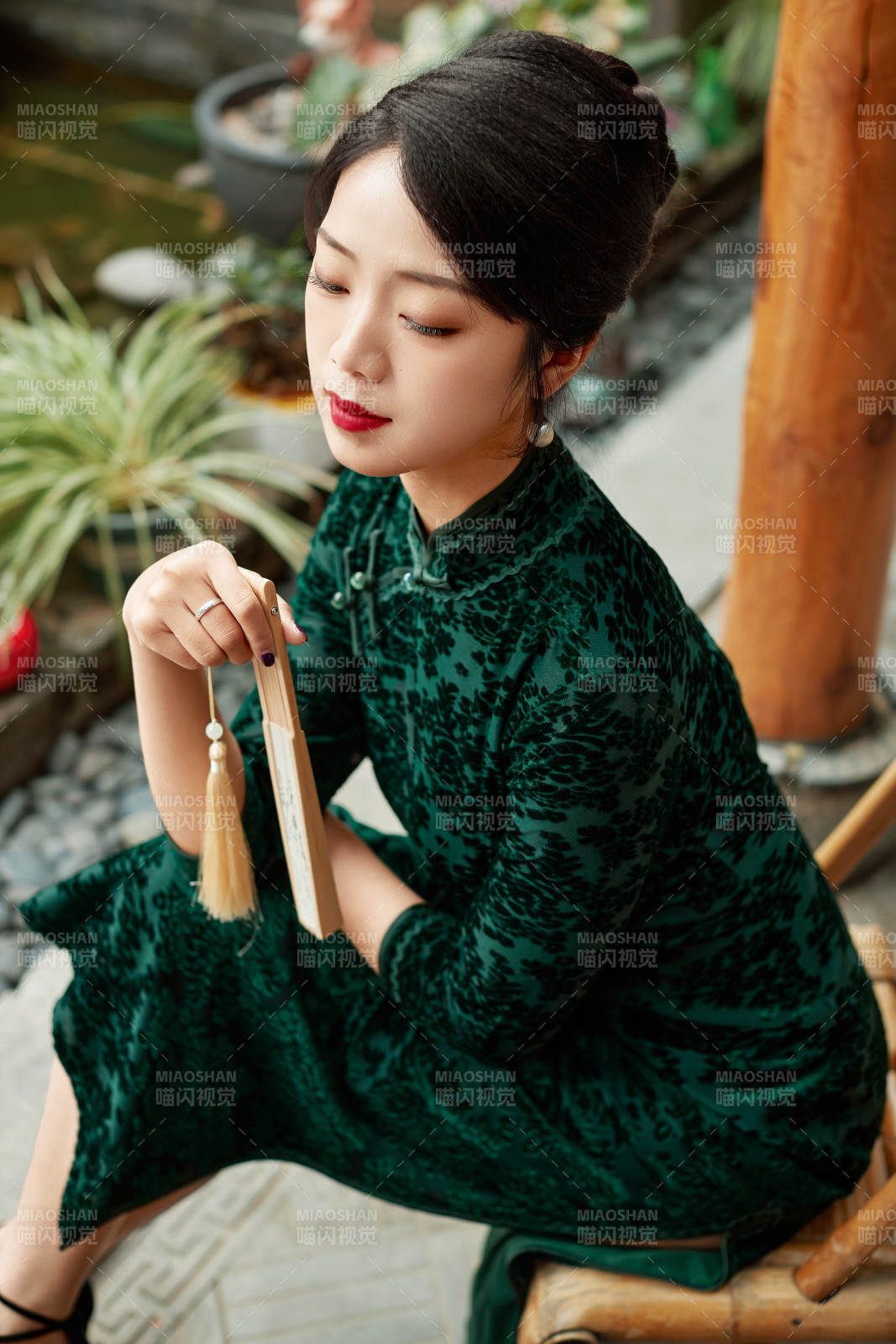 在中式庭院里身穿复古旗袍的亚洲女性图片