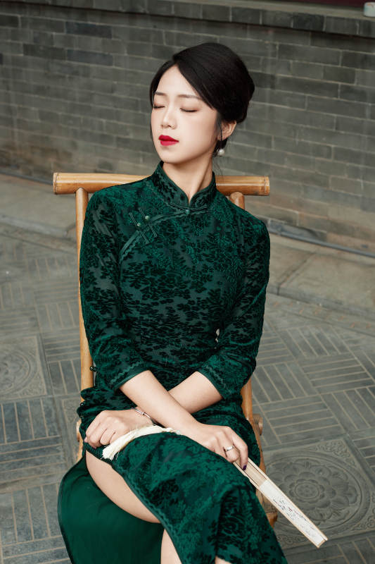 在中式庭院里身穿复古旗袍的亚洲女性图片