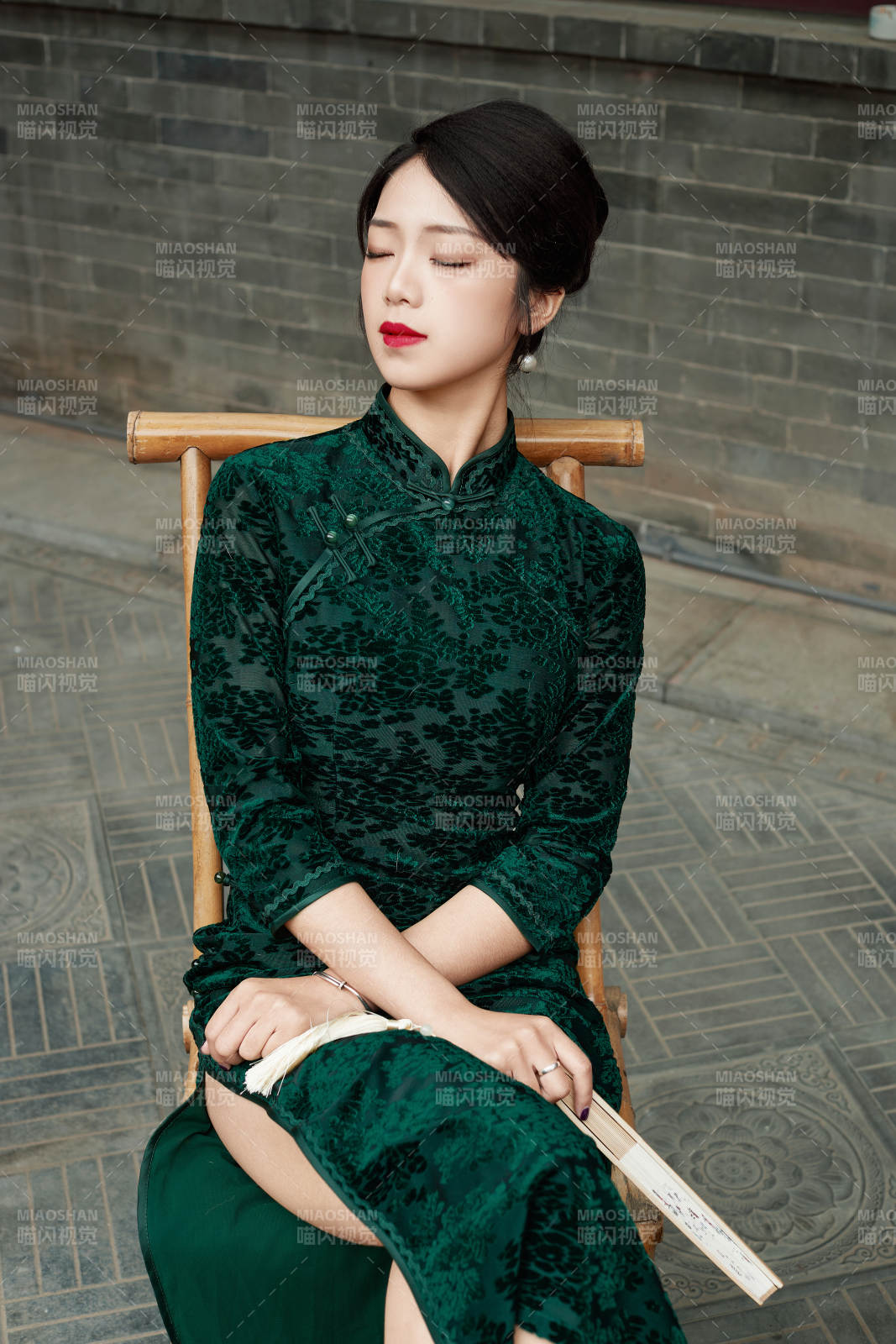 在中式庭院里身穿复古旗袍的亚洲女性图片