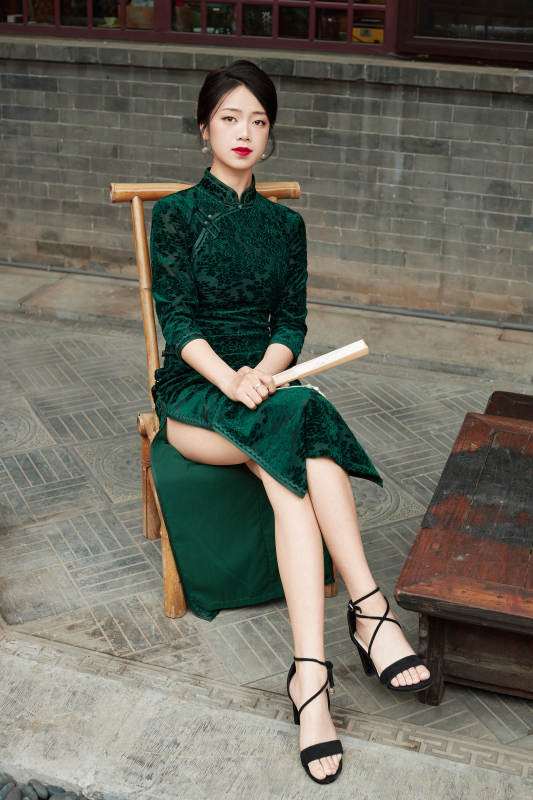 在中式庭院里身穿复古旗袍的亚洲女性图片