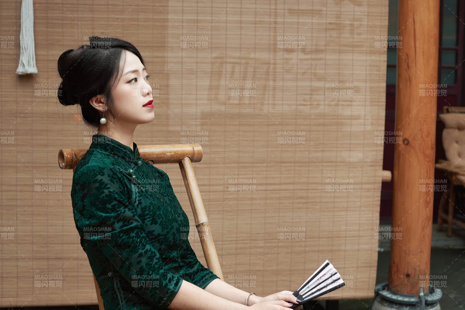 在中式庭院里身穿复古旗袍的亚洲女性图片