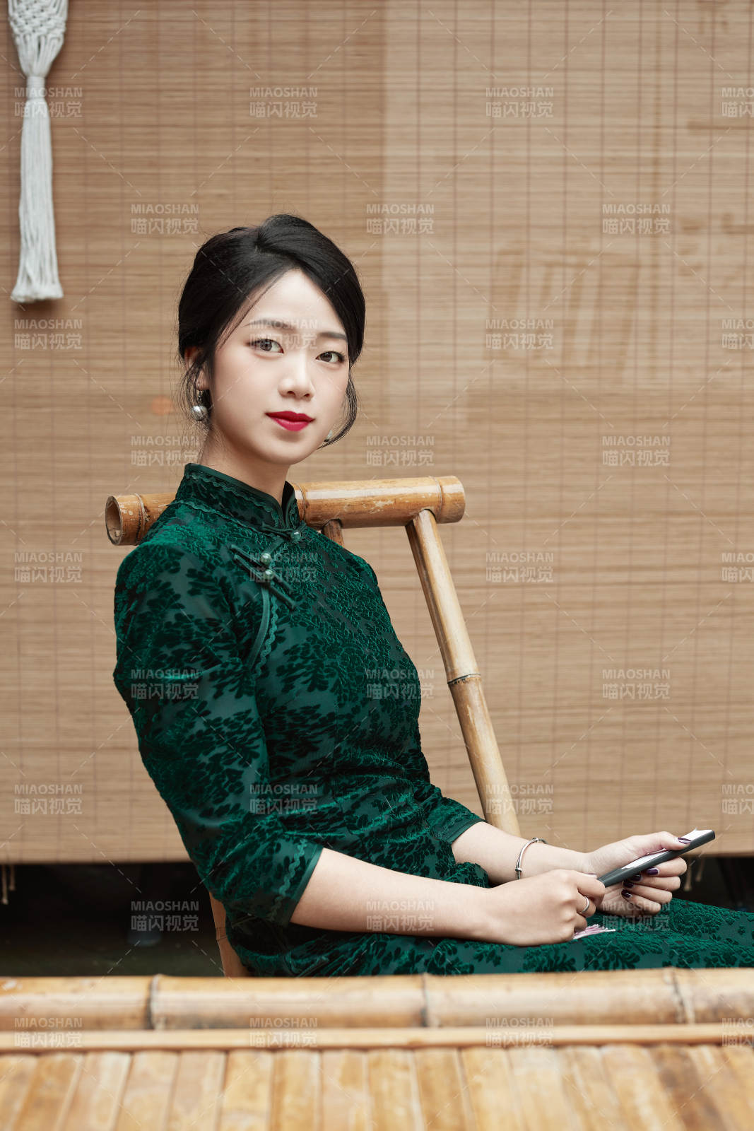 在中式庭院里身穿复古旗袍的亚洲女性图片