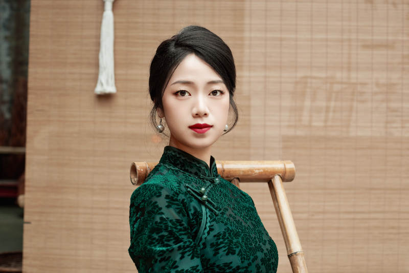 在中式庭院里身穿复古旗袍的亚洲女性图片