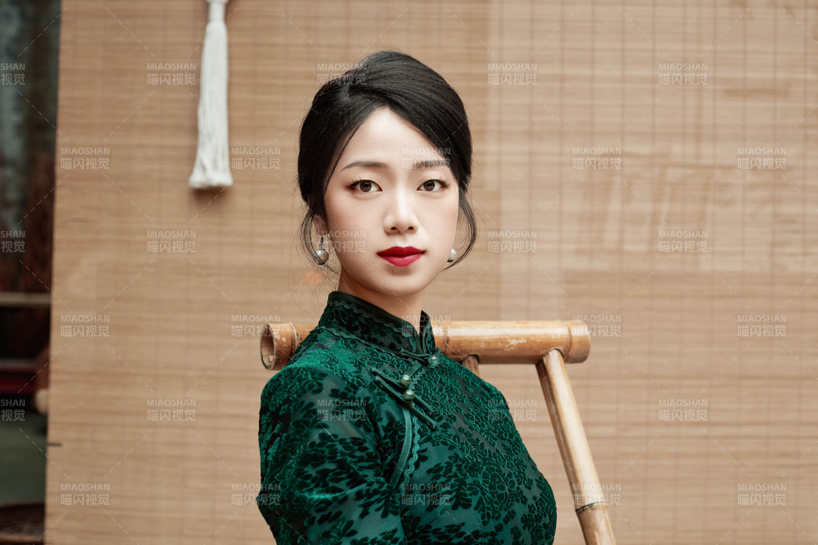 在中式庭院里身穿复古旗袍的亚洲女性图片