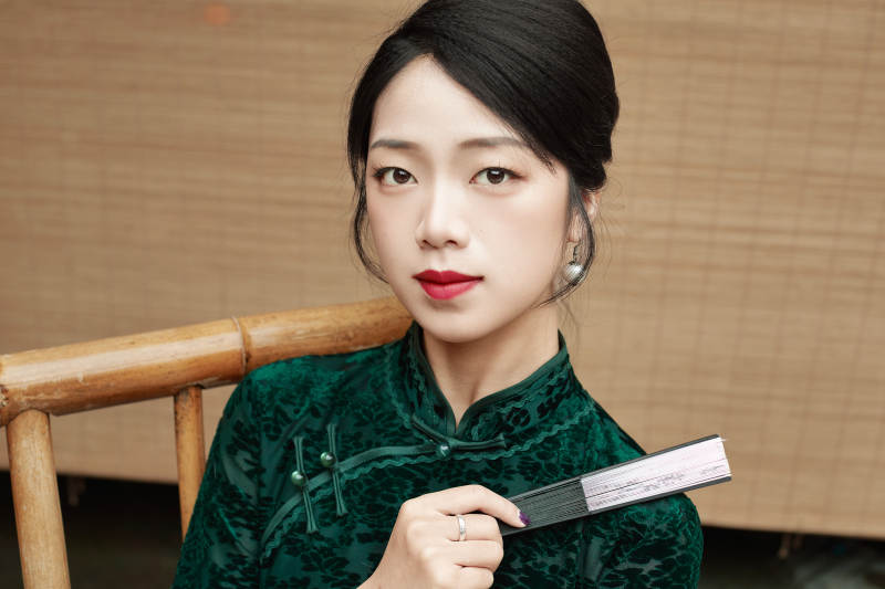 在中式庭院里身穿复古旗袍的亚洲女性图片