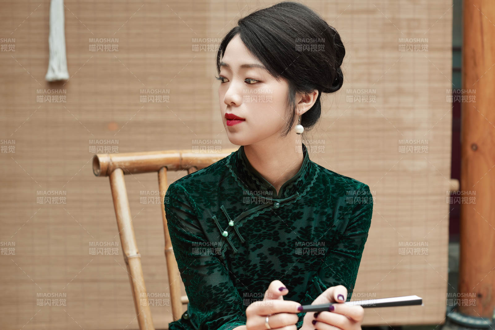 在中式庭院里身穿复古旗袍的亚洲女性图片