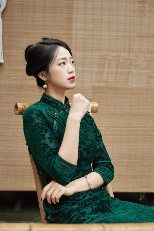 在中式庭院里身穿复古旗袍的亚洲女性图片