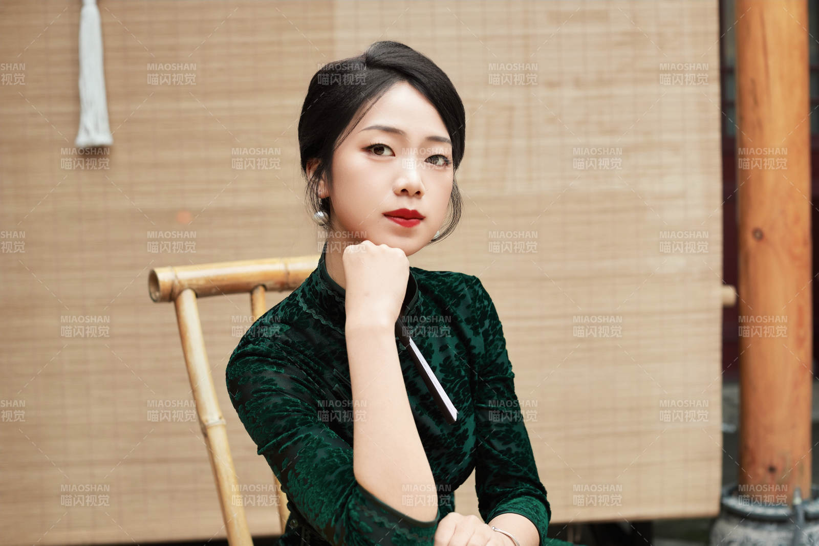 在中式庭院里身穿复古旗袍的亚洲女性图片