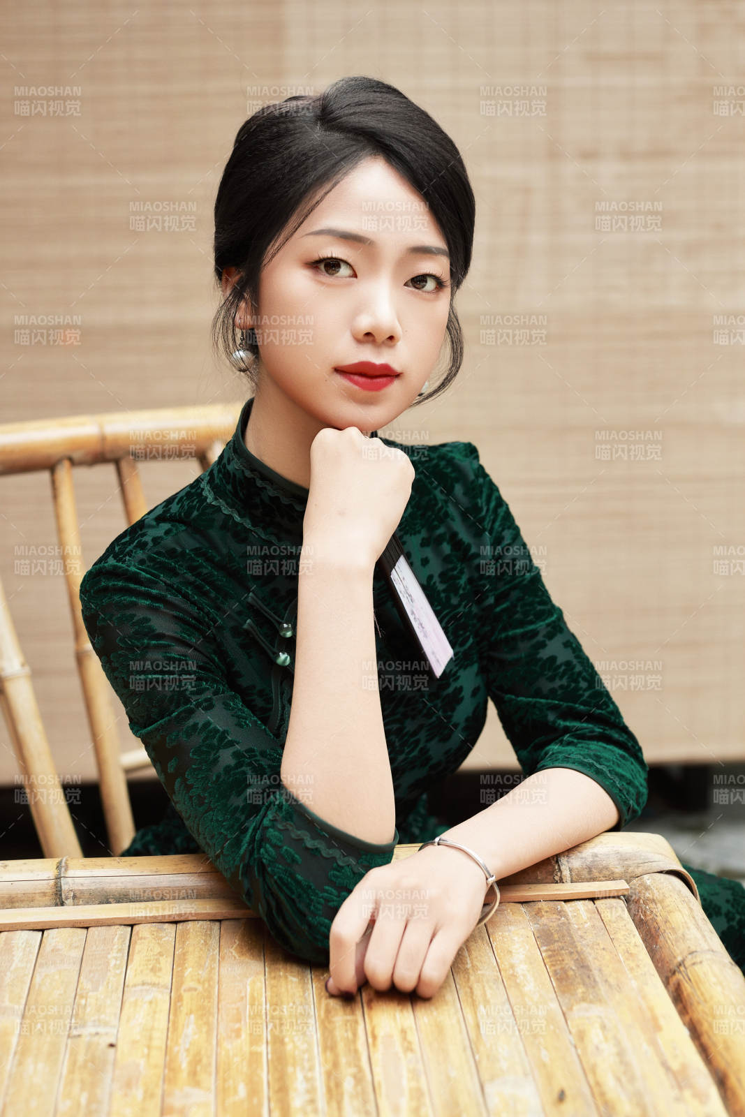 在中式庭院里身穿复古旗袍的亚洲女性图片