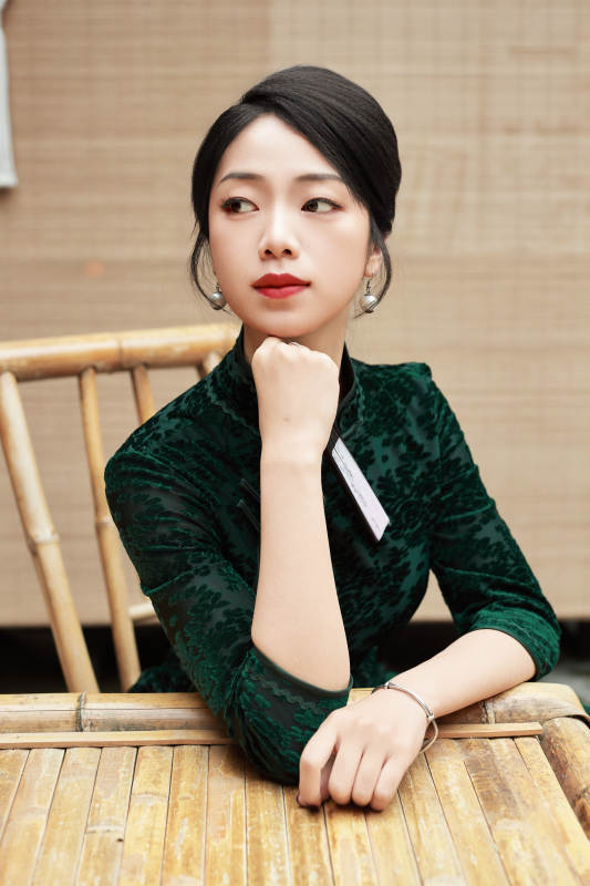 在中式庭院里身穿复古旗袍的亚洲女性图片