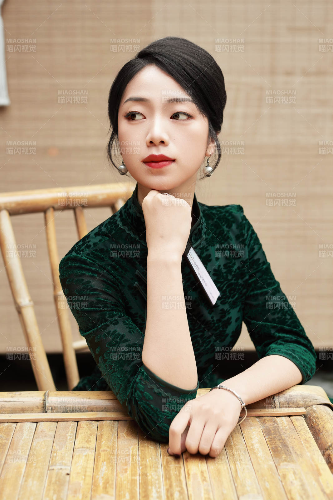 在中式庭院里身穿复古旗袍的亚洲女性图片