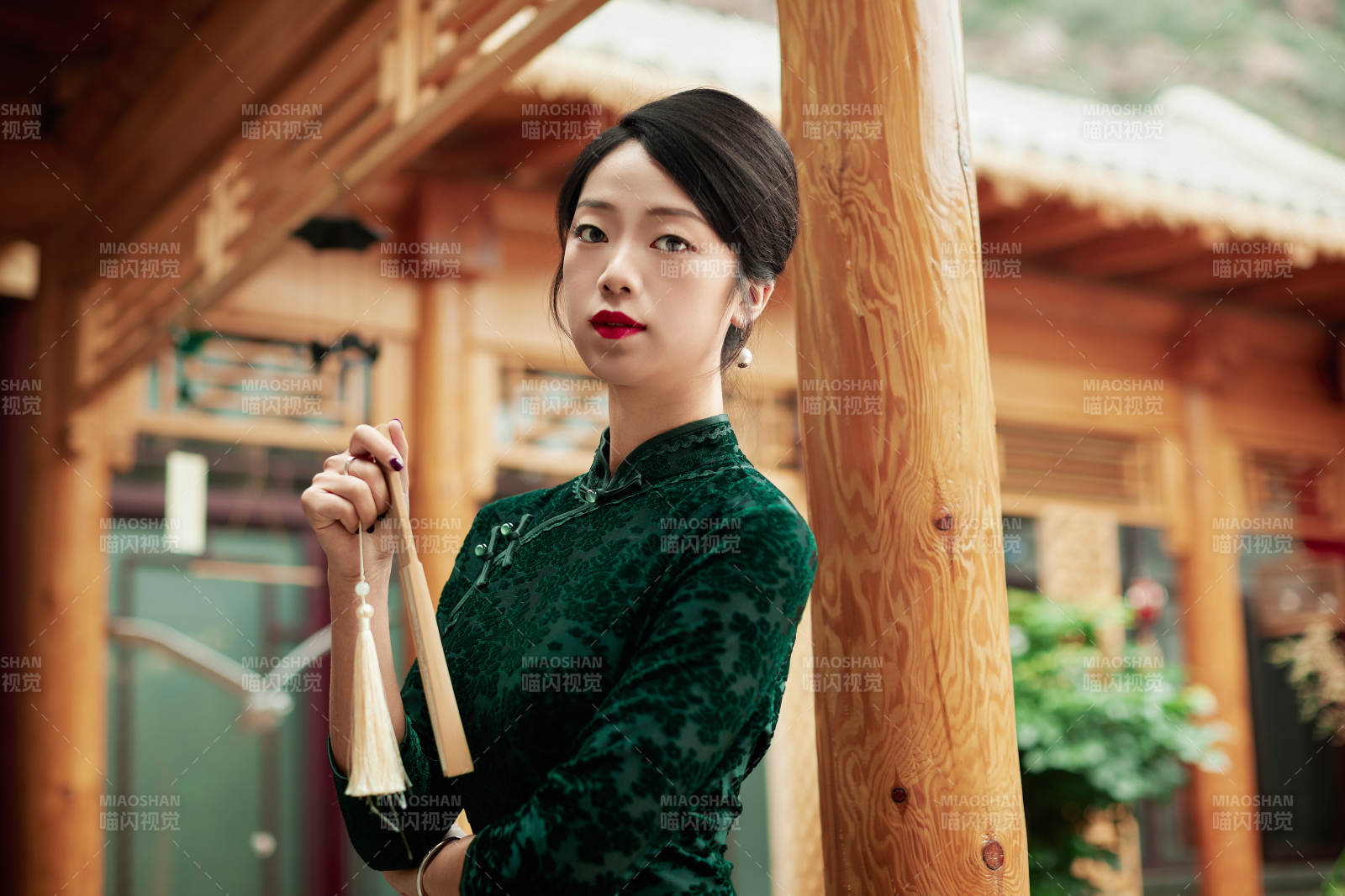 在中式庭院里身穿复古旗袍的亚洲女性图片