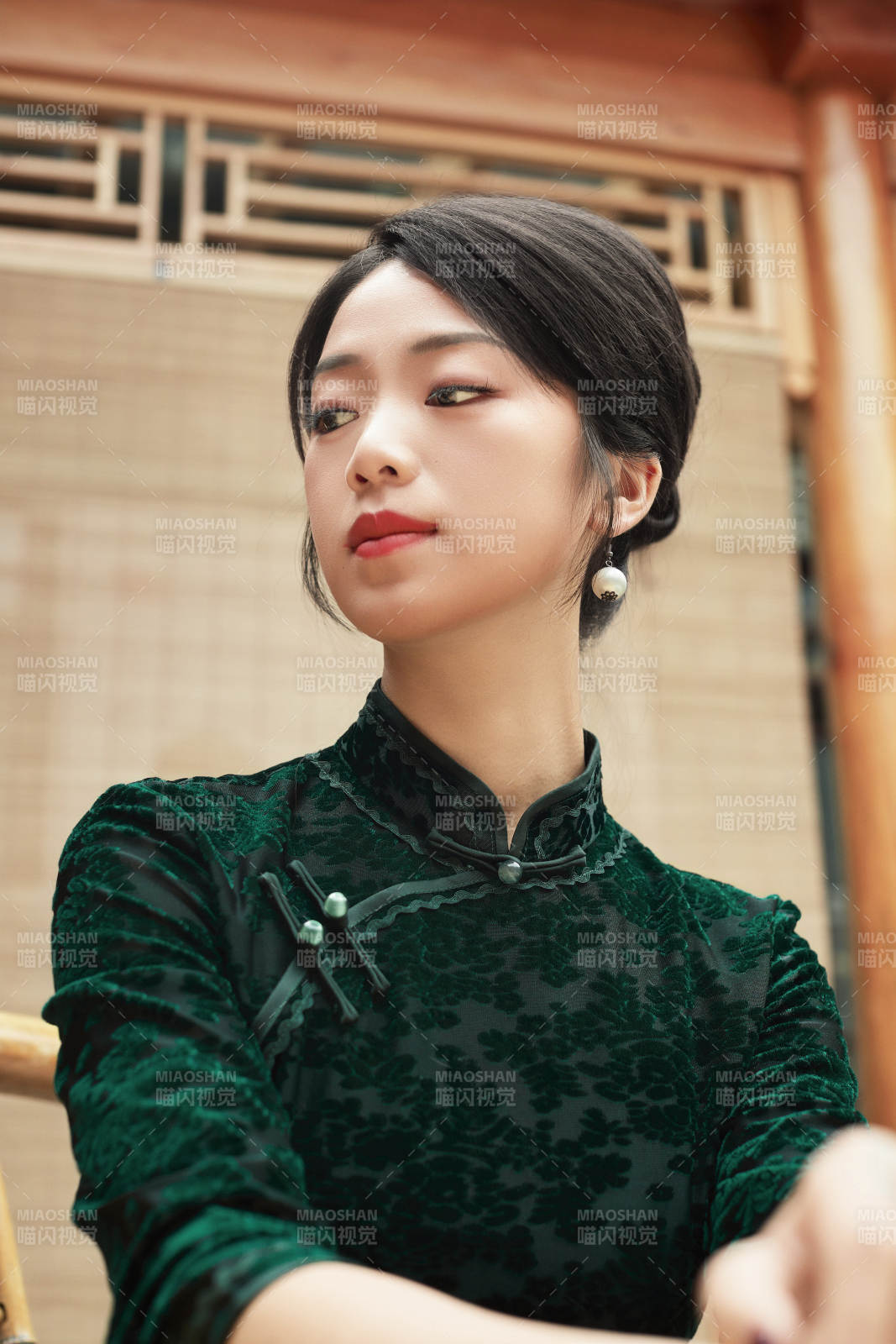 在中式庭院里身穿复古旗袍的亚洲女性图片