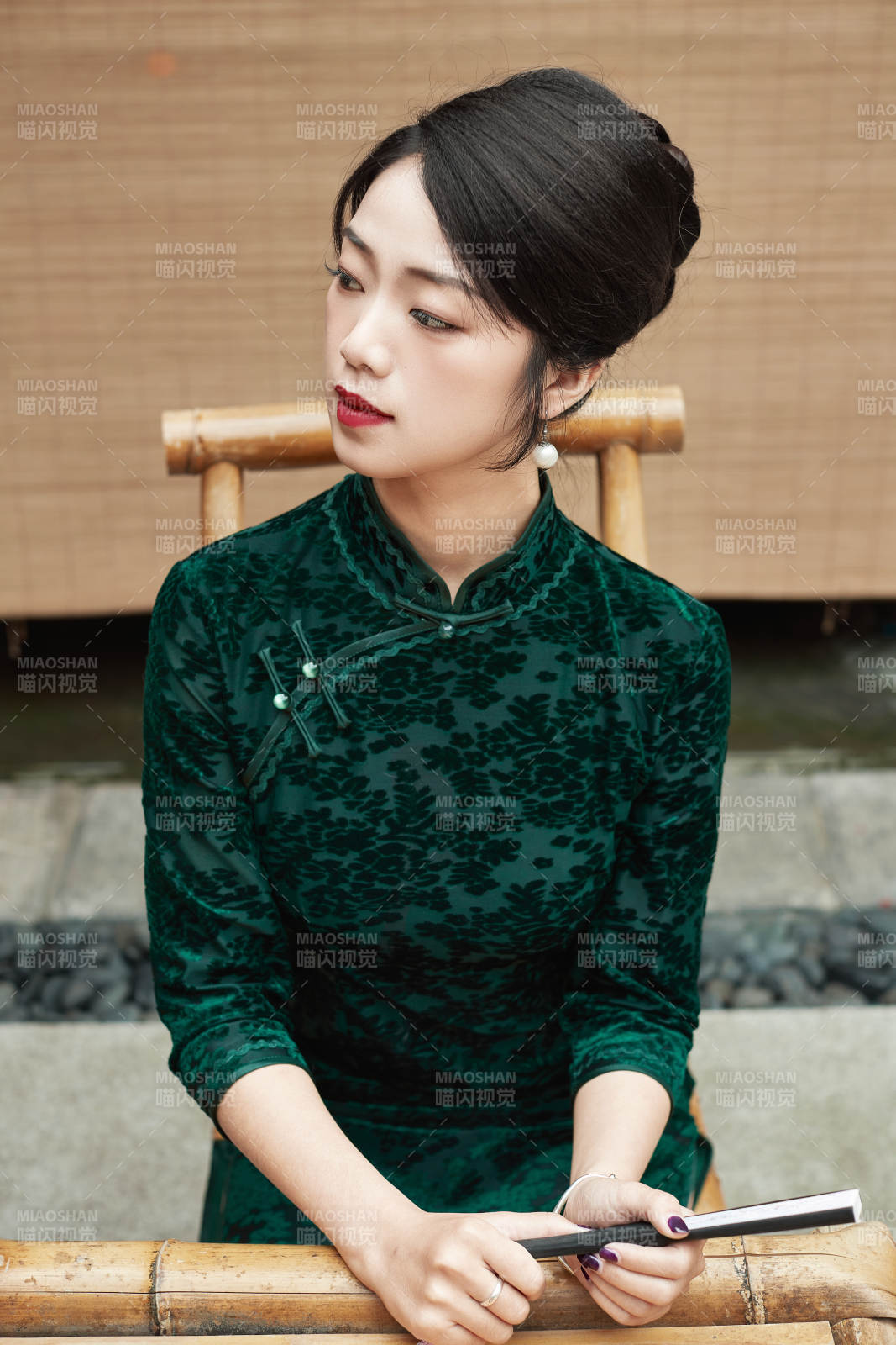 在中式庭院里身穿复古旗袍的亚洲女性图片