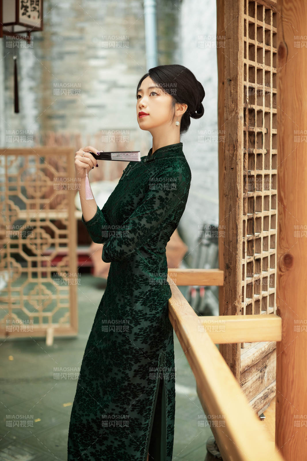 身穿旗袍在庭院散步的年轻美女图片