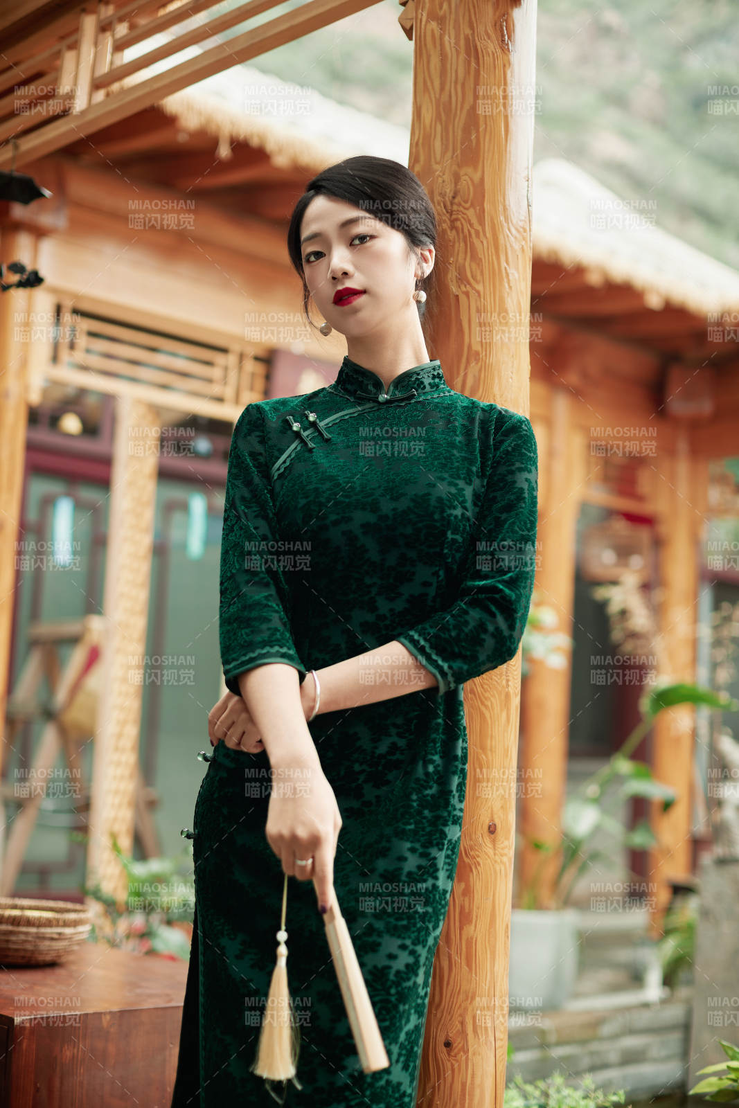 在中式庭院里身穿复古旗袍的亚洲女性图片