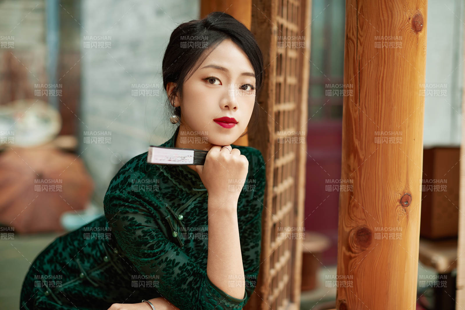 身穿旗袍在庭院散步的年轻美女图片