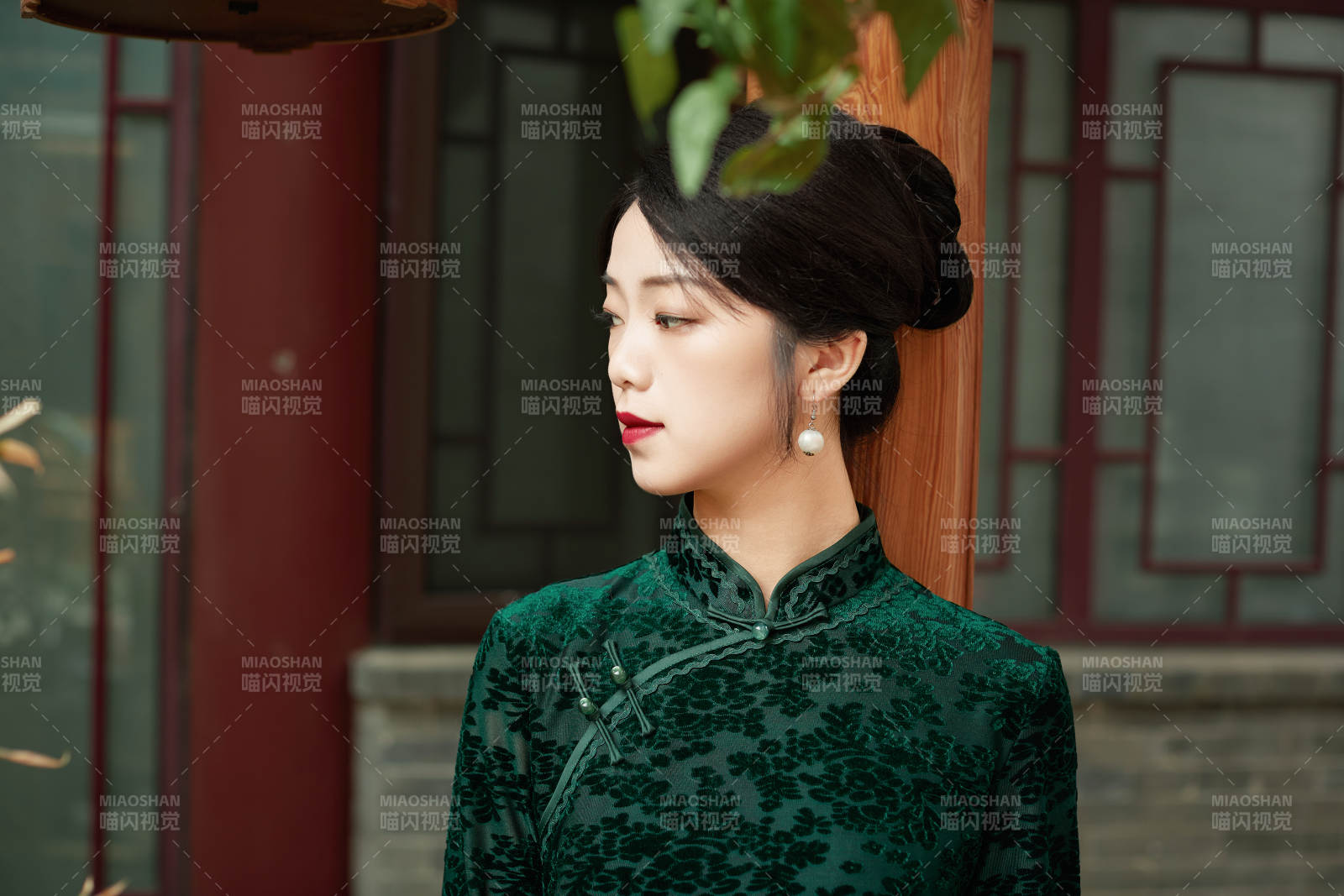 身穿旗袍在庭院散步的年轻美女图片