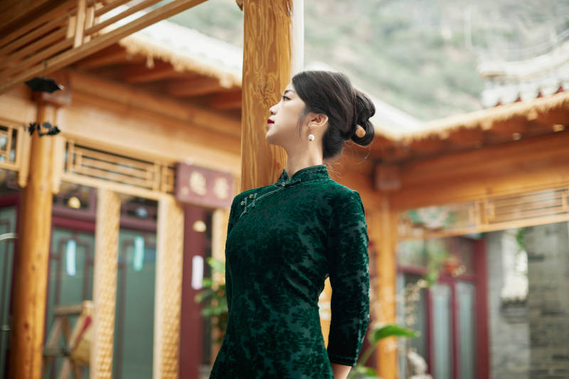 在中式庭院里身穿复古旗袍的亚洲女性图片