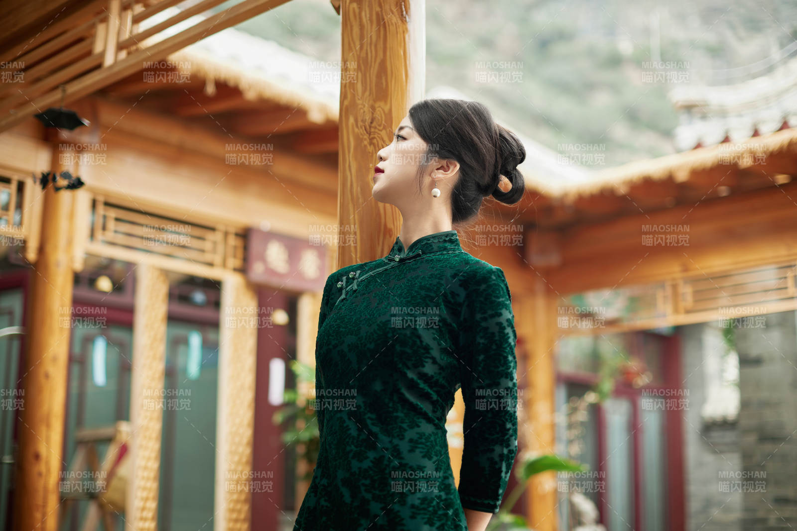 在中式庭院里身穿复古旗袍的亚洲女性图片