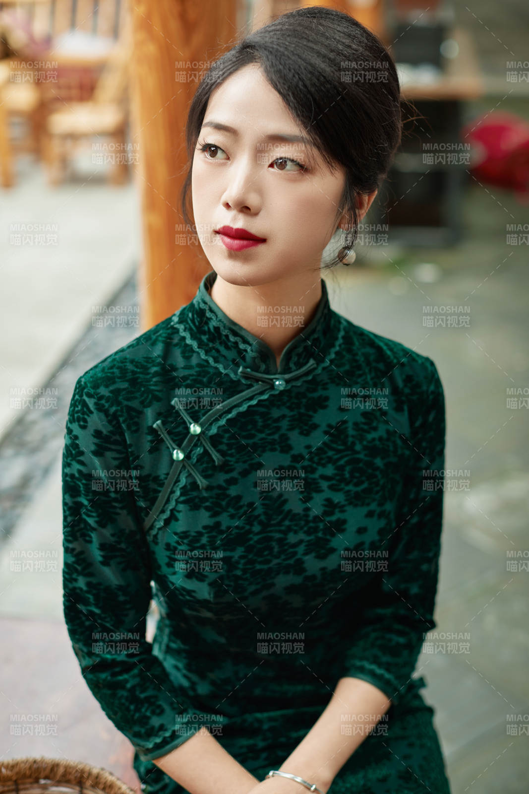 身穿旗袍在庭院散步的年轻美女图片