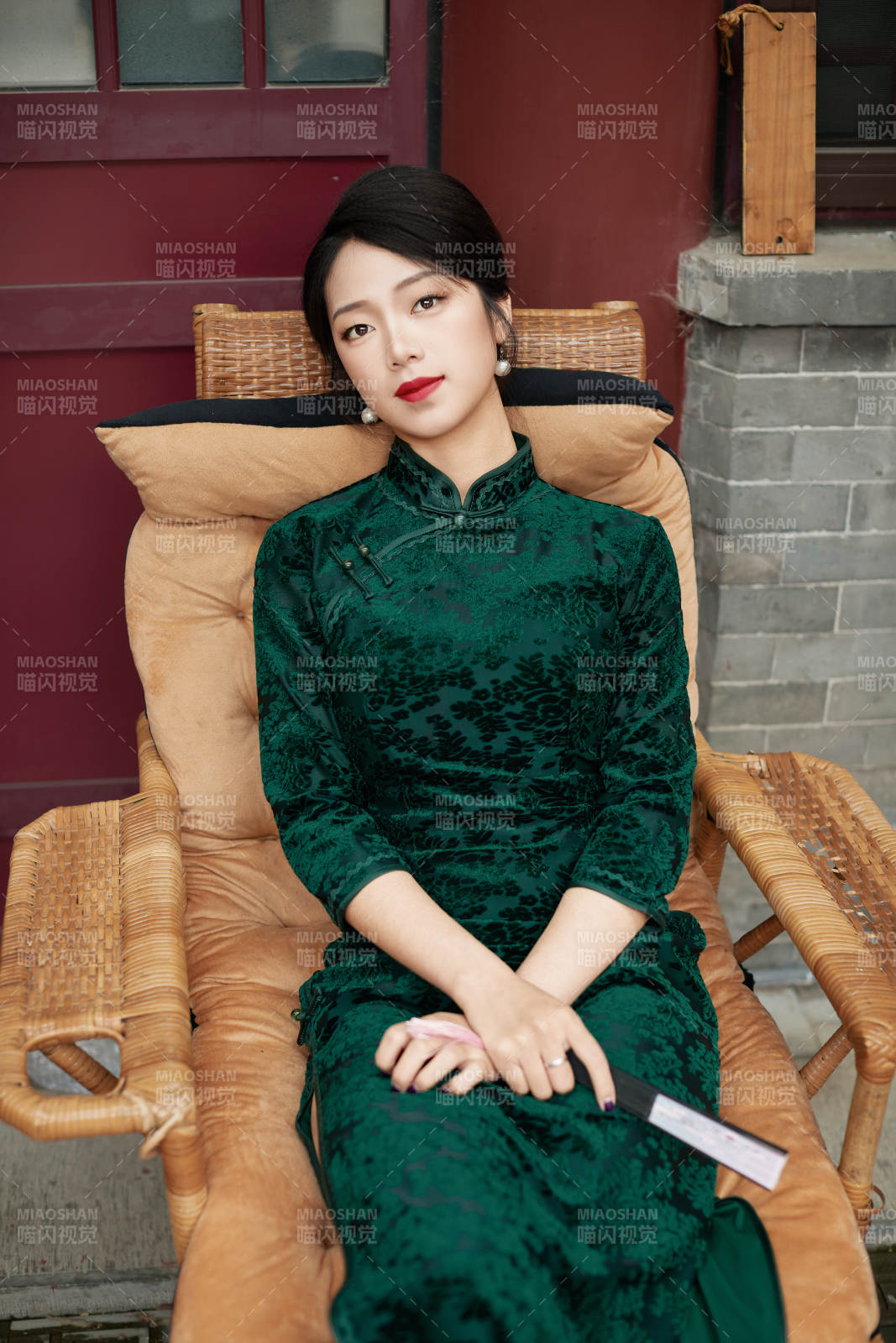 坐在中式庭院里身穿复古旗袍的亚洲女性图片