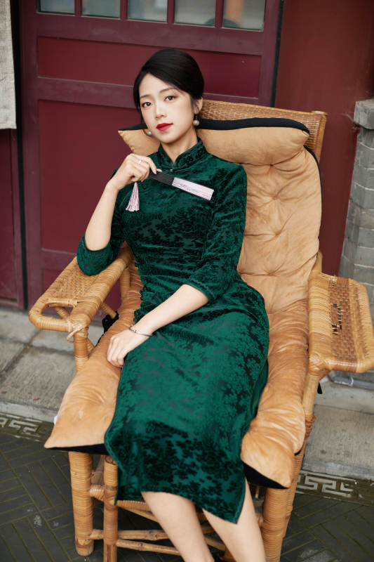 坐在中式庭院里身穿复古旗袍的亚洲女性图片