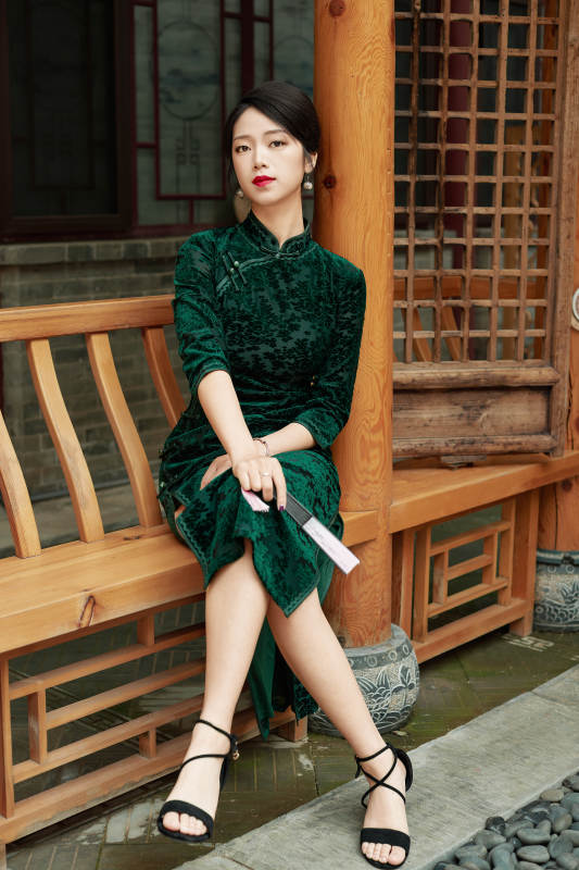 坐在中式庭院里身穿复古旗袍的亚洲女性图片