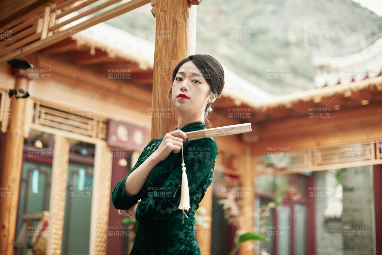 在中式庭院里身穿复古旗袍的亚洲女性图片