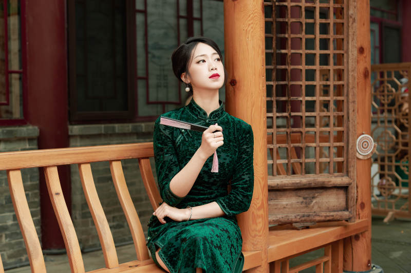 在中式庭院里身穿复古旗袍的亚洲女性图片