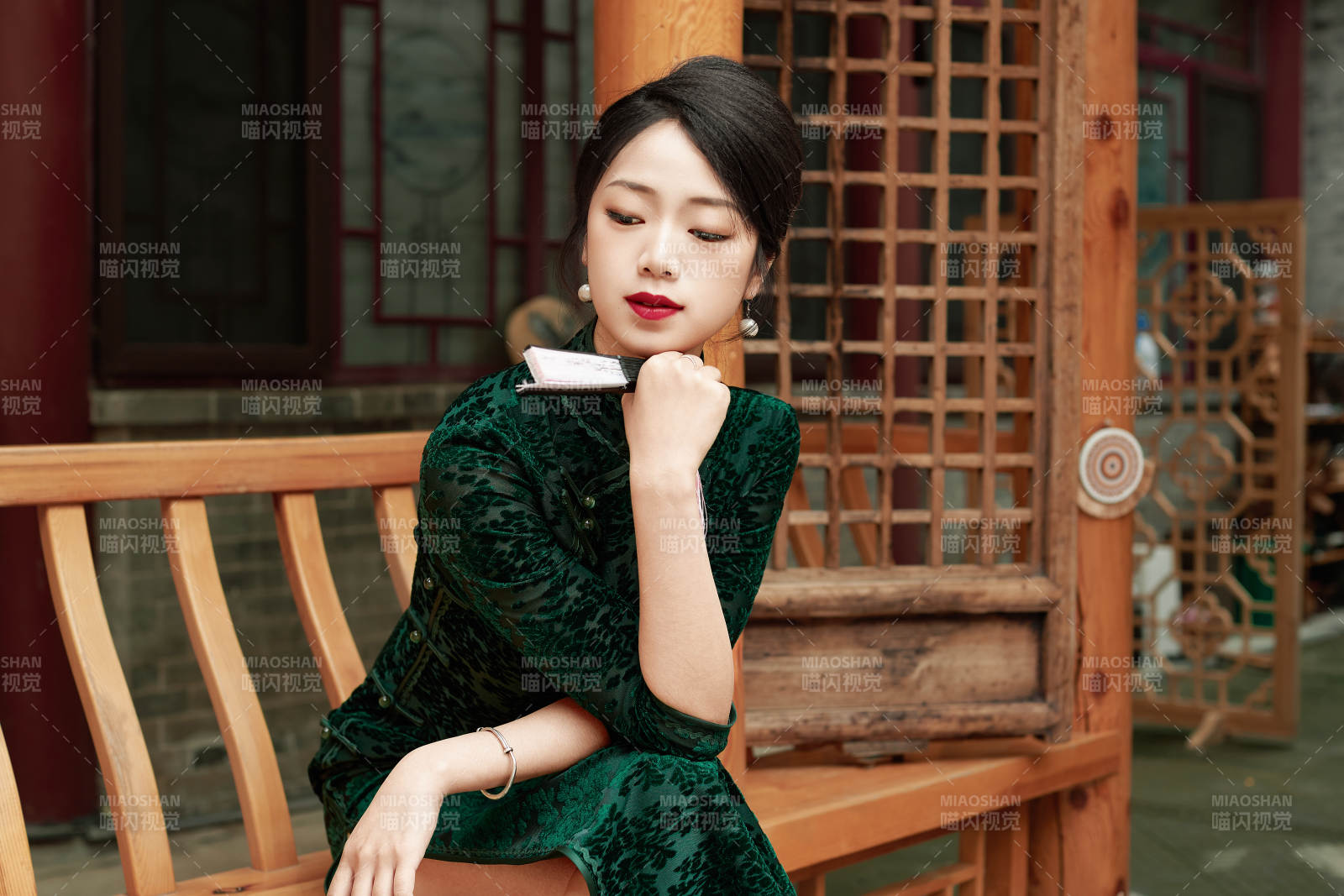 在中式庭院里身穿复古旗袍的亚洲女性图片