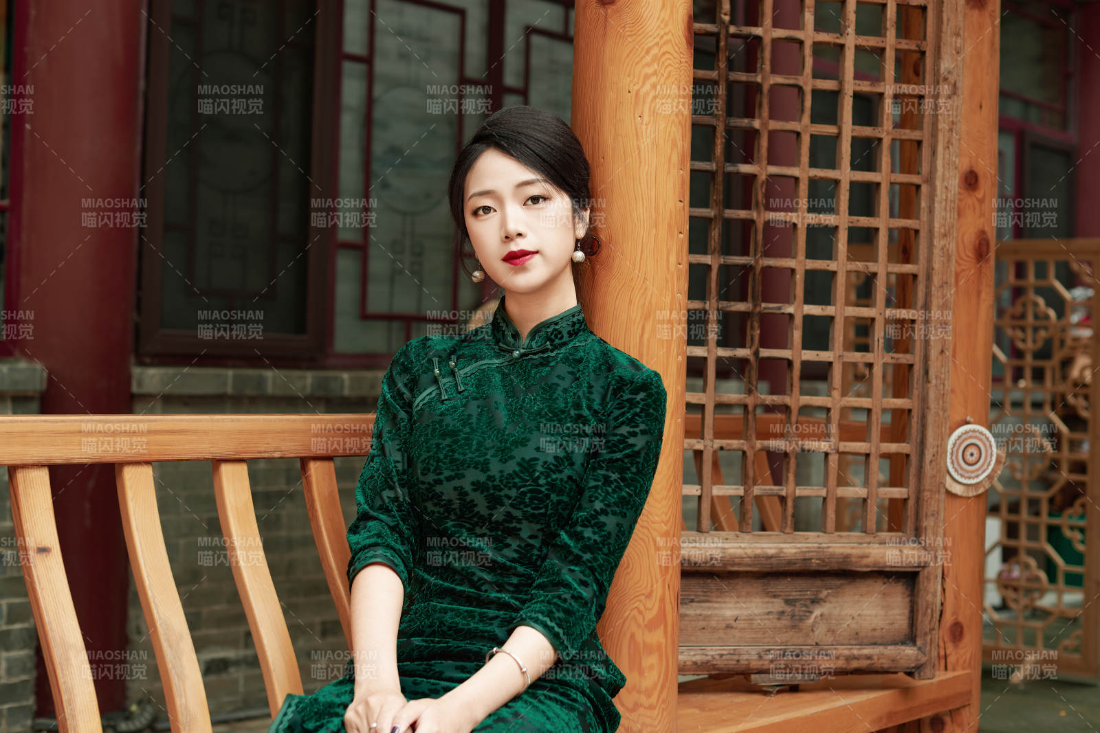 在中式庭院里身穿复古旗袍的亚洲女性图片