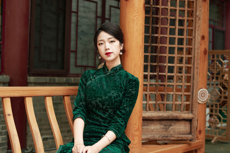 在中式庭院里身穿复古旗袍的亚洲女性图片