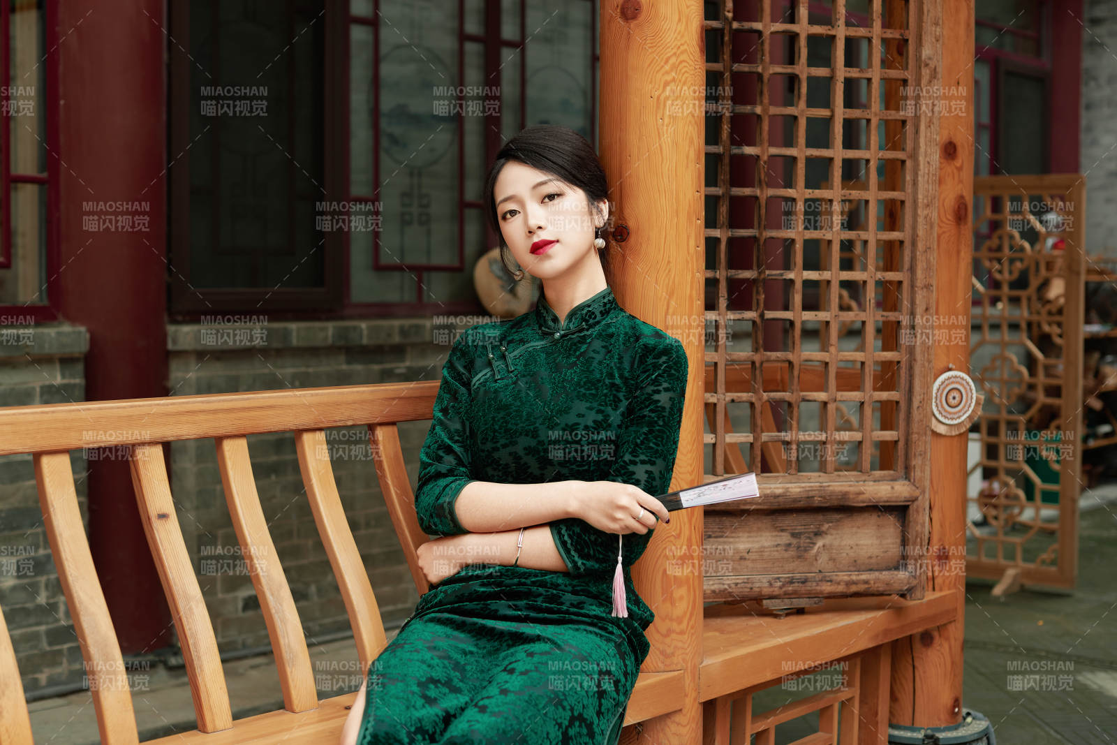 在中式庭院里身穿复古旗袍的亚洲女性图片