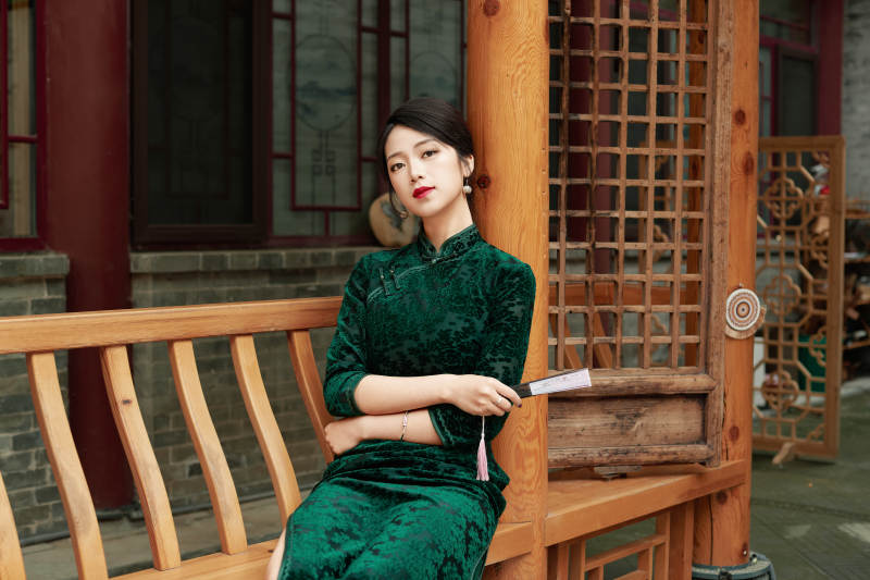 在中式庭院里身穿复古旗袍的亚洲女性图片