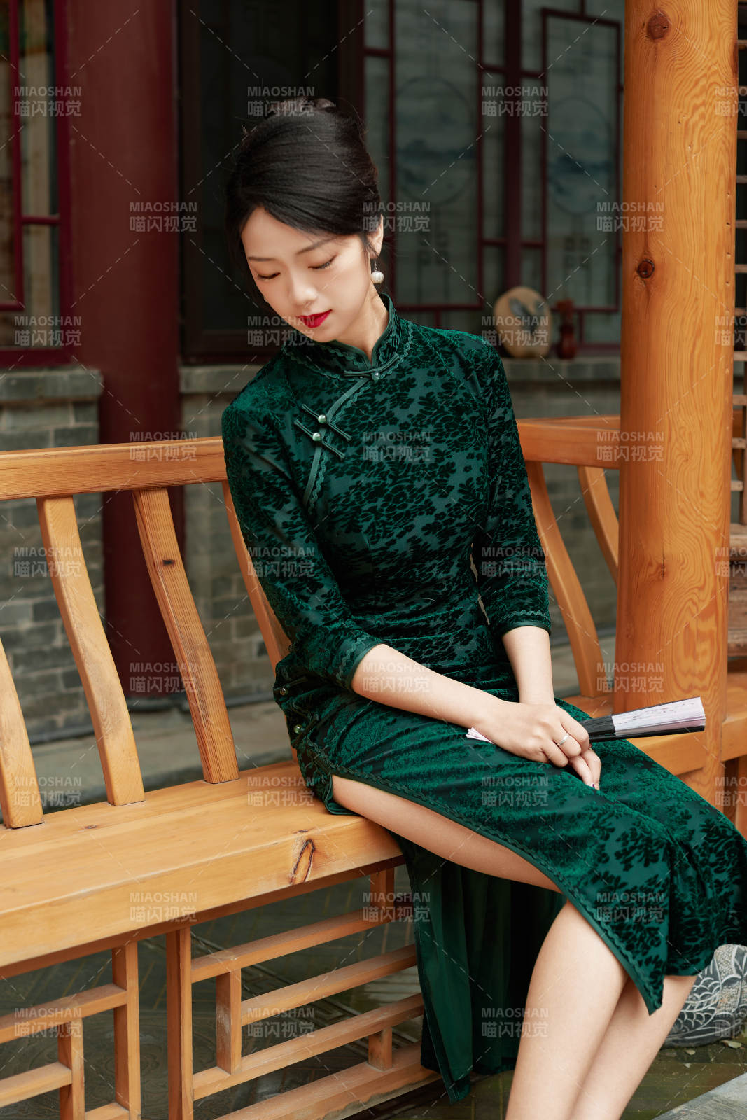 在中式庭院里身穿复古旗袍的亚洲女性图片