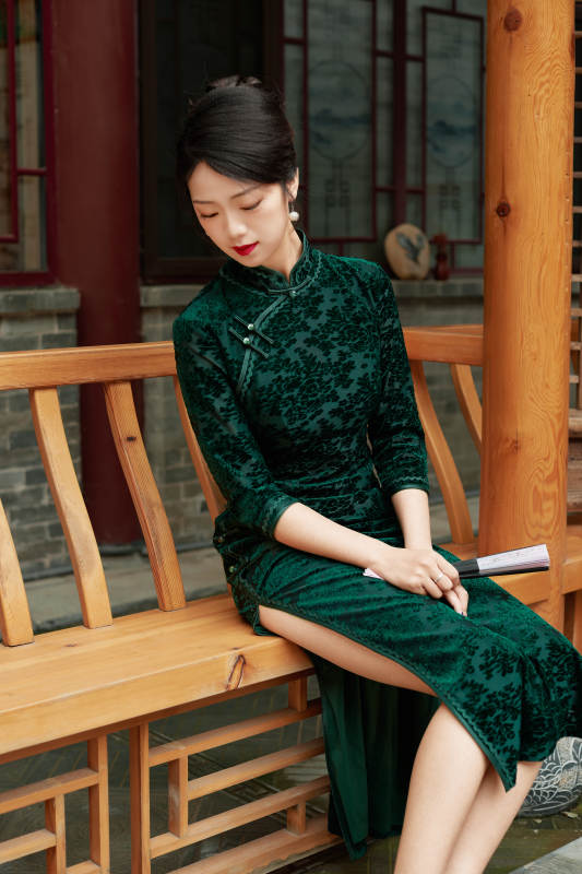 在中式庭院里身穿复古旗袍的亚洲女性图片