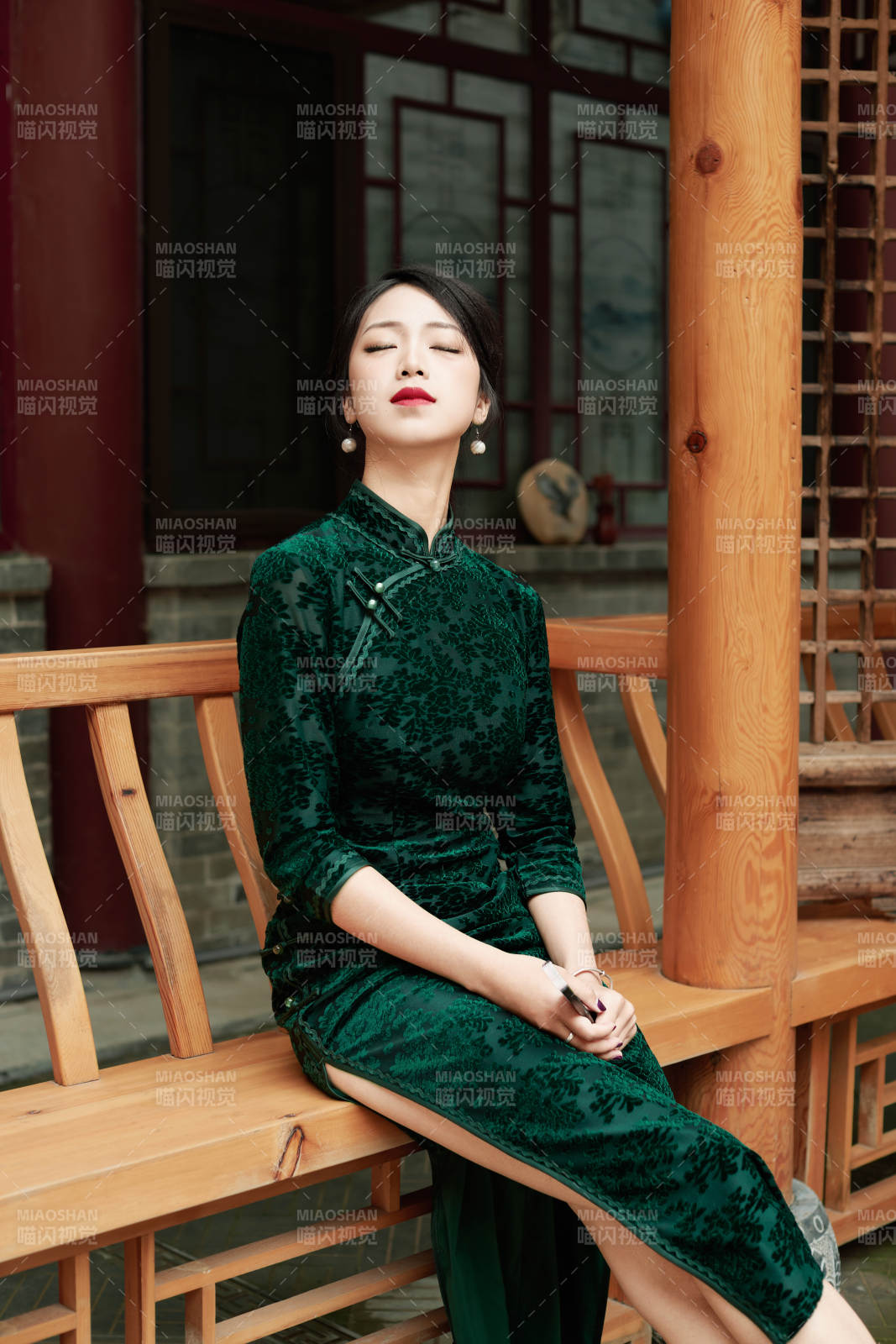 在中式庭院里身穿复古旗袍的亚洲女性图片