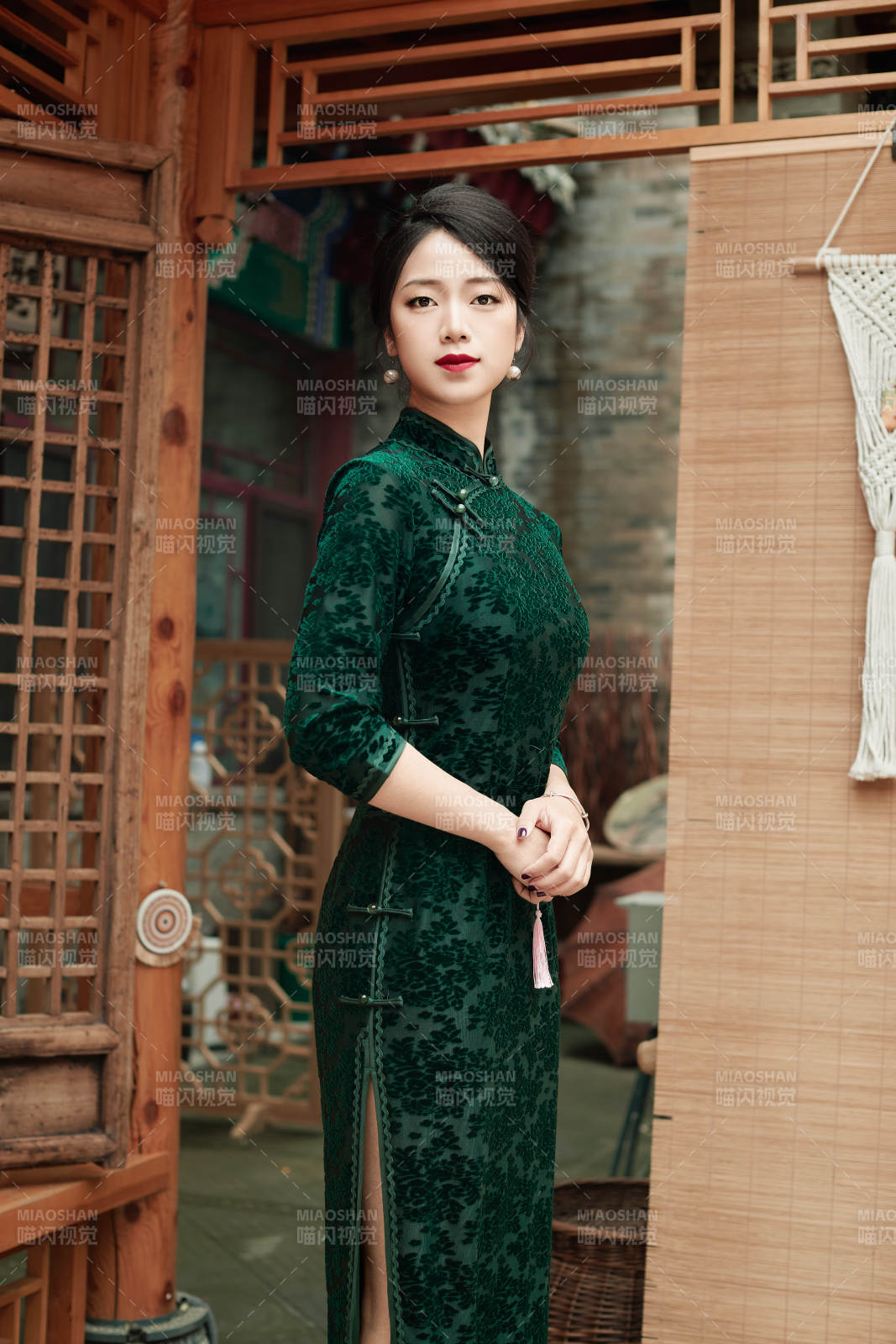 在中式庭院里身穿复古旗袍的亚洲女性图片