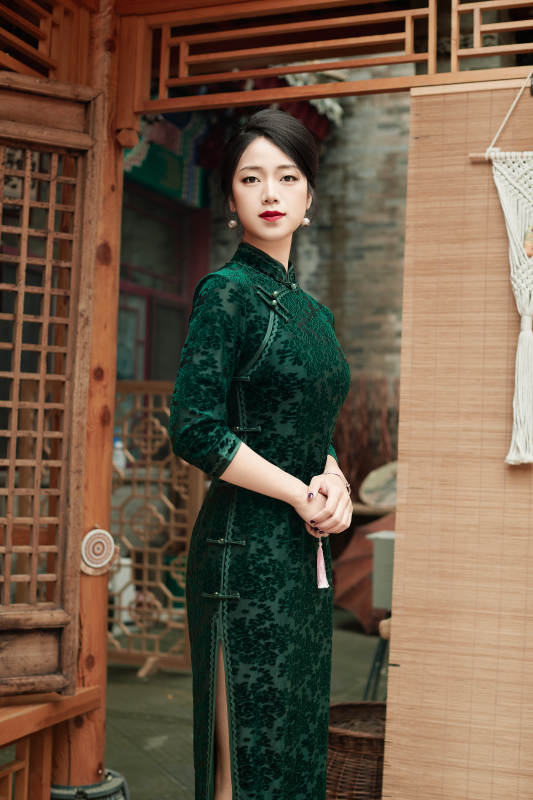 在中式庭院里身穿复古旗袍的亚洲女性图片