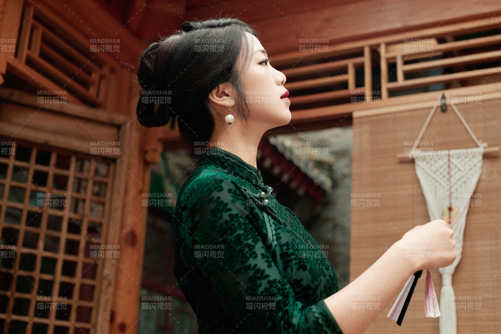 在中式庭院里身穿复古旗袍的亚洲女性图片