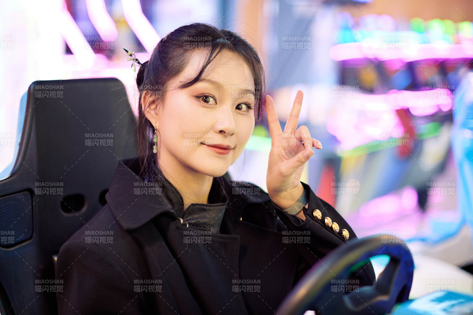 周末在电子游戏娱乐玩赛车游戏的美女图片