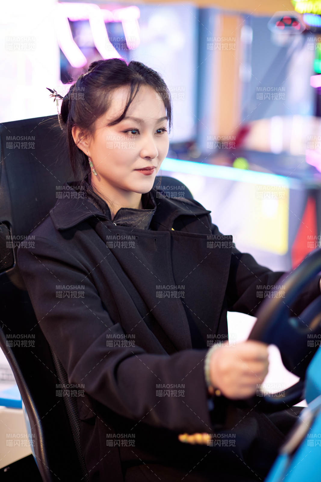 周末在电子游戏娱乐玩赛车游戏的美女图片
