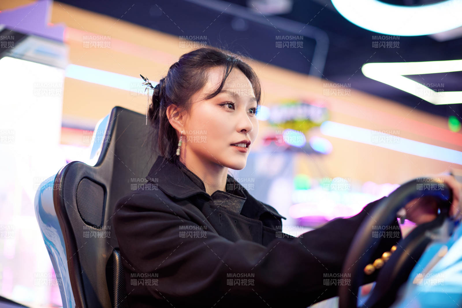 周末在电子游戏娱乐玩赛车游戏的美女图片