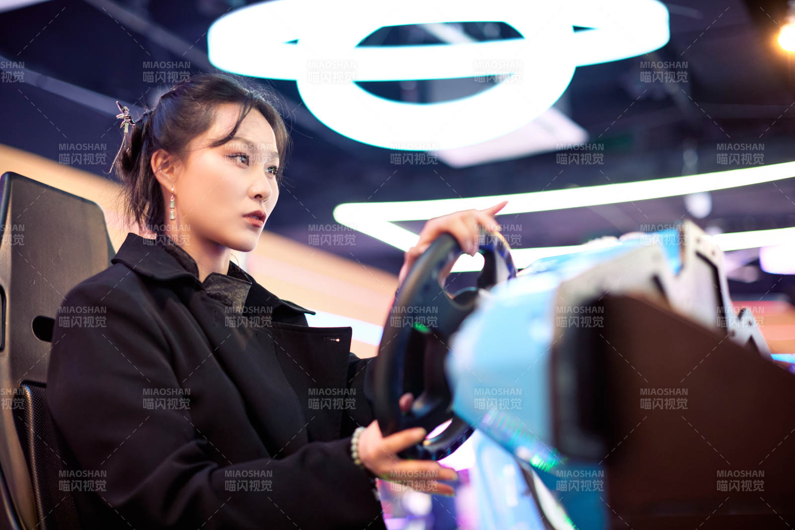 周末在电子游戏娱乐玩赛车游戏的美女图片