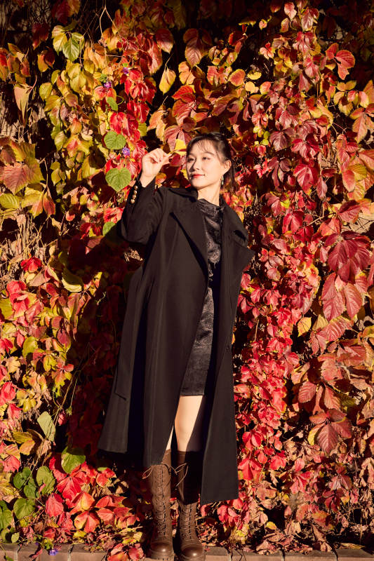 秋天在红叶遍布的河边拍照的亚洲女性图片